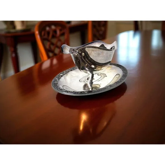 Vintage W.M.Rogers and Sons Victorian Rose Silver Plated Gravy Boat - Picture 5 of 11